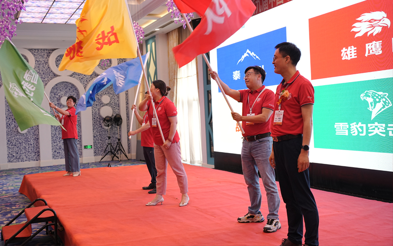 第九屆牛商爭霸賽山東戰區指導員、山東牛商匯會長、青島中新華美總經理王東先生為山東戰區各戰隊授戰旗