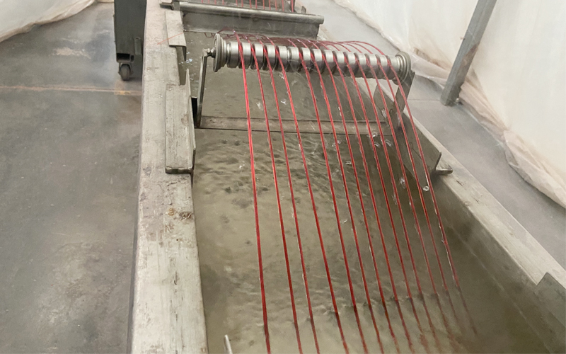 正在生產(chǎn)染色亞克力材料的8號(hào)線