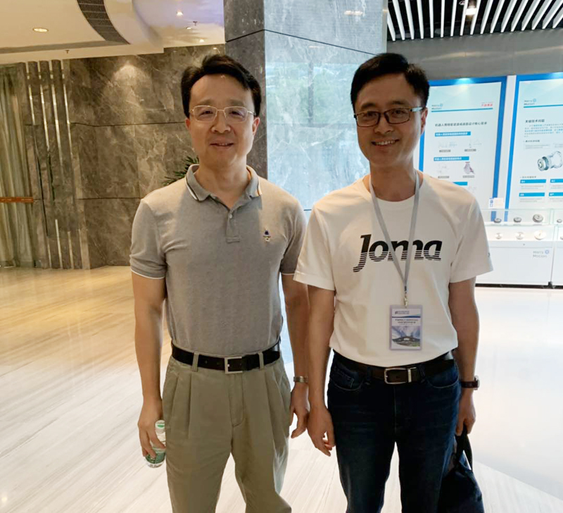 中新華美總經理王東先生并與大族激光科技產業集團股份有限公司董事長助理、監事會主席王磊先生進行合影留念。