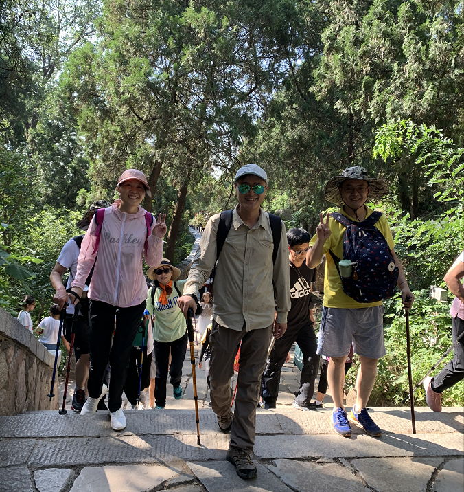 中新華美總經理王總帶隊攀爬泰山正式開始