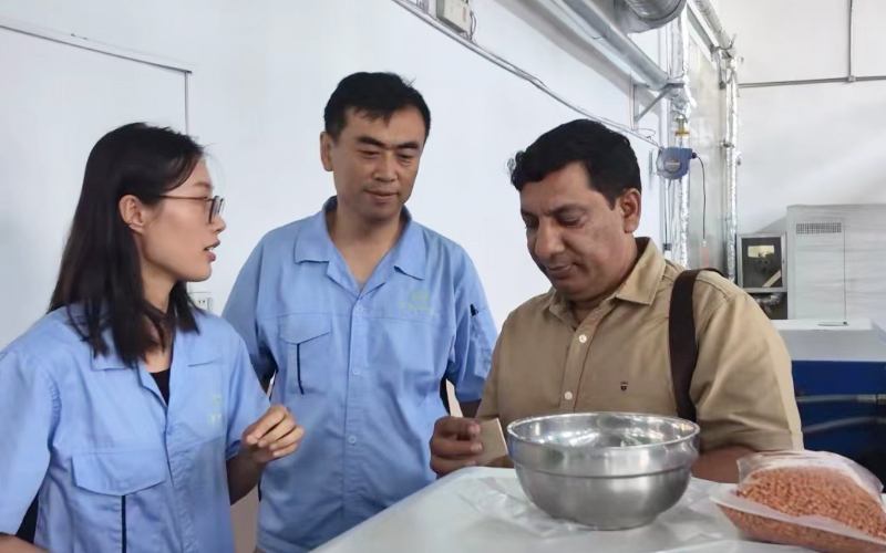 國外客戶參觀研發車間