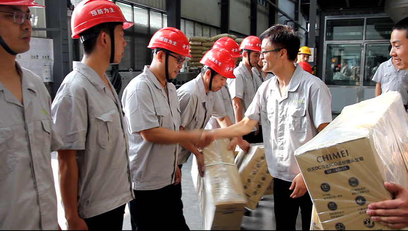 王總為獲獎隊(duì)伍頒獎-中新華美，您身邊的改性塑料專家